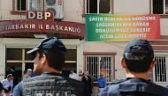 Turkish policemen stand guard in front of Turkey's pro-Kurdish People's Democratic Party (HDP) headquarters on September 5, 2016 in Diyarbakir. AFP / ILYAS AKENGIN
