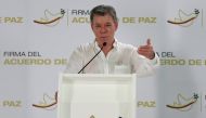 Colombia's President Juan Manuel Santos gestures during a news conference in Cartagena, Colombia, September 25, 2016. REUTERS/John Vizcaino