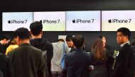People wait in line to buy new iPhone models at a telecom shop in Seoul on October 21, 2016. Apple released for sale its new iPhone 7 and 7 Plus in South Korea on October 21. / AFP / JUNG YEON-JE

