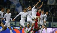 AC Milan's players celebrate at the end of the Italian Serie A football match between Empoli and AC Milan on November 26, 2016 at the Carlo Castellani Stadium in Empoli. / AFP / MARCO BERTORELLO

