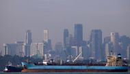 Oil tankers pass the skyline of Singapore, June 8, 2016 (REUTERS / Edgar Su)