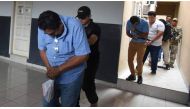 Mexican Martin Huerta (L) is taken into custody by police after declaring in Asuncion on December 9, 2016. Four Mexicans presumably linked to the Sinaloa cartel were arrested Thursday, among them Waine Gallien, pointed as a cartel leader and 308kg of coca