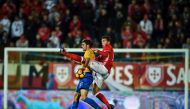 Benfica's Swedish defender Victor Lindelof (R) vies with Estoril's midfielder Afonso Taira during the Portuguese league football match GD Estoril Praia vs SL Benfica at the Antonio Coimbra da Mota stadium in Estoril on December 17, 2016. (AFP / PATRICIA D