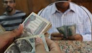 An employee counts US dollars in a foreign exchange office in central Cairo Egypt November 3, 2016 (REUTERS / Mohamed Abd El Ghany)