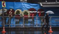 A couple walk past the Reina nightclub on January 5, 2017 in Istanbul, days after a gunman killed 39 people on New Year's night.  AFP / OZAN KOSE
