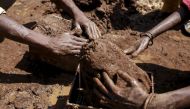 Labourers shape mud bricks as they work at a kiln in India, March 10, 2016 (REUTERS / Danish Siddiqui) 