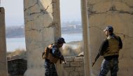 Iraqi Federal police take cover near the Tigris river during a battle with Islamic State militants in the district of Yarimja in southern Mosul, Iraq, January 14, 2017. REUTERS/Alaa Al-Marjani
