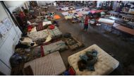 African and Haitian migrants intending to seek asylum in the US rest on mattresses inside a shelter in Mexicali, Mexico, Oct.5,  2016 (Reuters)  