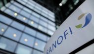 A logo is seen in front of the entrance at the headquarters French drugmaker Sanofi in Paris, October 30, 2014 (REUTERS / Christian Hartmann) 