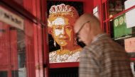 A portrait of Queen Elizabeth hangs on a wall at a British restaurant in Manhattan on June 24, 2016 (AFP / Getty Images) 
