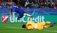 Leicester City's Jamie Vardy scores their first goal. Reuters / Paul Hanna 
