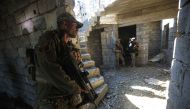 Members of the Iraqi forces take cover as they advance towards Dindan neighborhood in the western half of the northern city of Mosul, as part of the offensive to retake the area from Islamic State (IS) group fighters, on February 25, 2017. AFP / AHMAD AL-
