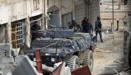 Iraqi forces, consisting of the Iraqi federal police and the elite Rapid Response Division, advance in the Old City in western Mosul on March 19, 2017, during the offensive to retake the city from Islamic State (IS) group fighters. / AFP / AHMAD AL-RUBAYE
