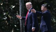 US President Donald Trump (L) and China's President Xi Jinping walk along the front patio of the Mar-a-Lago estate after a bilateral meeting in Palm Beach, Florida, US, April 7, 2017. REUTERS/Carlos Barria