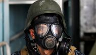 A member of the Iraqi forces wears a gas mask in the old city of Mosul on April 16, 2017, during an offensive to recapture the city from Islamic State (IS) group fighters. / AFP / AHMAD AL-RUBAYE
