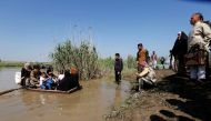 Displaced Iraqis from Mosul cross the Tigris by boat as flooding after days of rainfall has closed the city's bridges, at the village of Thibaniya, south of Mosul, Iraq April 16, 2017. REUTERS/Muhammad Hamed
