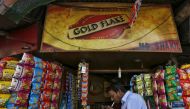 A man lights a cigarette in front of a kiosk in Kolkata, India, April 7, 2016 (REUTERS / Rupak De Chowdhuri) 