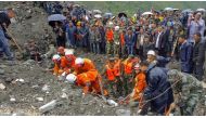 People search for survivors at the site of a landslide in Xinmo Village, Mao County, Sichuan province, China June 24, 2017. / Reuters.