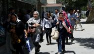Afghan women run away after a blast and gun fire at the site of an attack in Kabul, Afghanistan July 31, 2017.REUTERS/Mohammad Ismail

