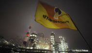 A flag with the logo of Rosneft, Russias largest oil company flutters over the Novokuibyshevsk refinery near the city of Samara, October 28, 2010 (REUTERS / Nikolay Korchekov) 