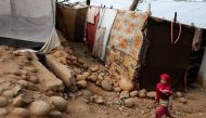 A girl from the Rohingya Muslim community walks past a makeshift settlement on the outskirts of Jammu, May 6, 2017 (REUTERS / Mukesh Gupta) 