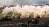 Japanese Ground Self-Defense Force tanks and other armoured vehicles take part in an annual training session near Mount Fuji at Higashifuji training field in Gotemba, west of Tokyo, August 25, 2016. © Kim Kyung-Hoon / Reuters.