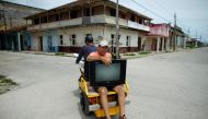 Doctor Alberto Rodriguez takes a television from his home to a safer place prior to the arrival of the Hurricane Irma in Caibarien, Cuba, September 8, 2017. (REUTERS/Alexandre Meneghini)