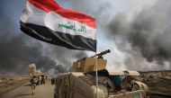 Iraqi forces and the Hashed al-Shaabi (Popular Mobilisation units) hold a position as they advance towards the Islamic State (IS) group's stronghold of Hawija on September 30, 2017 to recapture the town from the jihadists.  AFP / AHMAD AL-RUBAYE