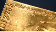 A gold bar is presented at the German Central Bank in Frankfurt am Main, central Germany, on August 23, 2017 (AFP / DPA / Arne Dedert) 