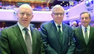 Deutsche Bank's CEO, John Cryan (L) poses next to Mario Draghi (R), President of the European Central Bank (ECB) and BNP Paribas' Chairman Jean Lemierre (C) during the ECB Congress on November 17, 2017 in Frankfurt am Main, Germany.  AFP / Daniel Roland