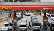 Motorists line up for fuel at a gas station of Venezuelan state-owned oil company PDVSA in Caracas, Venezuela September 21, 2017. Reuters/Marco Bello