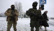 Armed men in military fatigues block access to government buildings in eastern Ukraine's rebel-held Lugansk on November 23, 2017. AFP / Aleksey FILIPPOV
