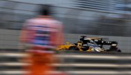 Renault's German driver Nico Hulkenberg steers his car during the Abu Dhabi Formula One Grand Prix at the Yas Marina circuit on November 26, 2017. / AFP / Andrej ISAKOVIC
