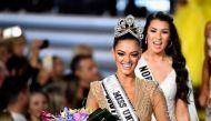 Miss South Africa 2017 Demi-Leigh Nel-Peters (L) reacts after being named the 2017 Miss Universe during the 2017 Miss Universe Pageant on November 26, 2017 in Las Vegas, Nevada. / AFP / GETTY IMAGES NORTH AMERICA / Frazer Harrison.