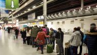 Passengers queue before checking in at the desk of the Irish low-coast airline company Ryanair in the Frankfurt Hahn Airport in Hahn, western Germany, on December 22, 2017. AFP / dpa / Thomas Frey