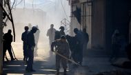 A picture taken on December 16, 2017 shows Iraqi volunteers salvaging and cleaning up the debris and destruction in the Bab al-Saray area in the old city of the northern Iraqi city of Mosul. AFP / Ahmad MUWAFAQ