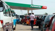 Luanda residents queue with their cars at a gas station on December 21, 2017 in Luanda, Angola. AFP / AMPE ROGERIO