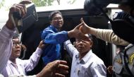 Reuters reporter Wa Lone reaches out to hold the hand of his wife Pan Ei Mon as he arrives at court in Yangon, Myanmar, December 27, 2017. / REUTERS.