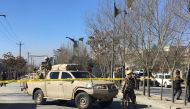 Afghan security forces stand guard near the site of multiple blasts in Kabul on December 28, 2017. / AFP.