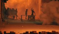 Tunisian protestors throw stones towards security forces in Tunis' Djebel Lahmer district early on January 10, 2018 after price hikes ignited protests in the North African country. AFP / Sofiene HAMDAOUI