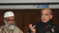 Pakistani Chief Minister of Punjab province Shahbaz Sharif (R) gives a press conference next to Ameen Ansari, the father of Zainab Fatima Ameen, 6, who was found raped and murdered, in Lahore on January 23, 2018. AFP / Arif Ali
