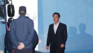 Samsung heir Lee Jae-Yong (R) walks out from a court in Seoul on February 5, 2018, after an appellate court handed him a suspended sentence. / AFP / Dong-A Ilbo /

