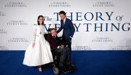(FILES) In this file photo taken on December 09, 2014 British actors Felicity Jones (L) and Eddie Redmayne (R) pose with British scientist Stephen Hawking (C) at the UK premiere of the film 'The Theory of Everything' in London. AFP / Justin Tallis 
