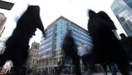 Pedestrians pass the shared building which houses the offices of Cambridge Analytica in central London on March 21, 2018 (AFP / Daniel Leal-Olivas) 