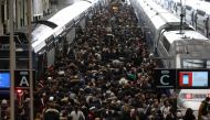 Commuters stand on a crowded platform of the Gare de Lyon railway station on April 3, 2018 in Paris, on the first day of a two days strike.  AFP / ludovic MARIN
