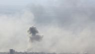 Smoke billows in the town of Douma, the last opposition holdout in Syria's Eastern Ghouta, on April 7, 2018, after Syrian regime troops resumed a military blitz to pressure rebels to withdraw.  AFP / STRINGER
