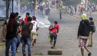 Students clash with riot police agents close to Nicaragua's Technical College during a protest against government's reforms in the Institute of Social Security (INSS) in Managua on April 21, 2018.  AFP / INTI OCON
