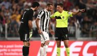Juventus' Italian defender Giorgio Chiellini (C) leaves the pitch after injury during the Italian Serie A football match Juventus versus Napoli on April 22, 2018 at the Allianz Stadium in Turin. / AFP / MARCO BERTORELLO