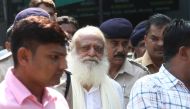 (FILES) In this file photo taken on October 15, 2013 Indian spiritual guru Asaram Bapu (C) is escorted by state police as he leaves a local court in Gandhinagar, some 30 km from Ahmedabad. AFP / SAM PANTHAKY