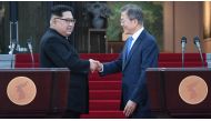 North Korea's leader Kim Jong Un (L) and South Korea's President Moon Jae-in (R) shake hands after announcing a joint statement near the end of their historic summit at the truce village of Panmunjom on April 27, 2018. AFP / Korea Summit Press Pool / Kore